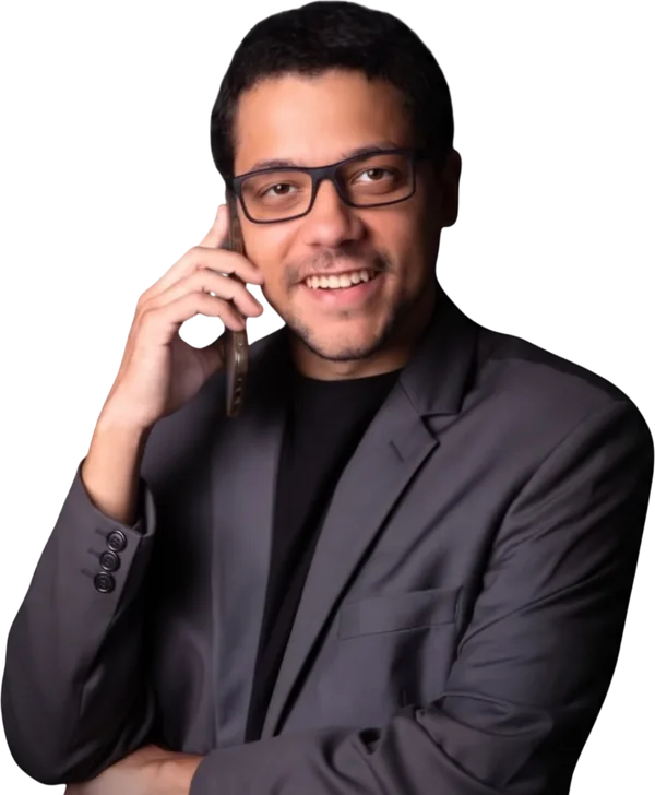 Fabrício Basílio, fundador e CEO da Fabs Marketing, de terno, sorrindo ao telefone